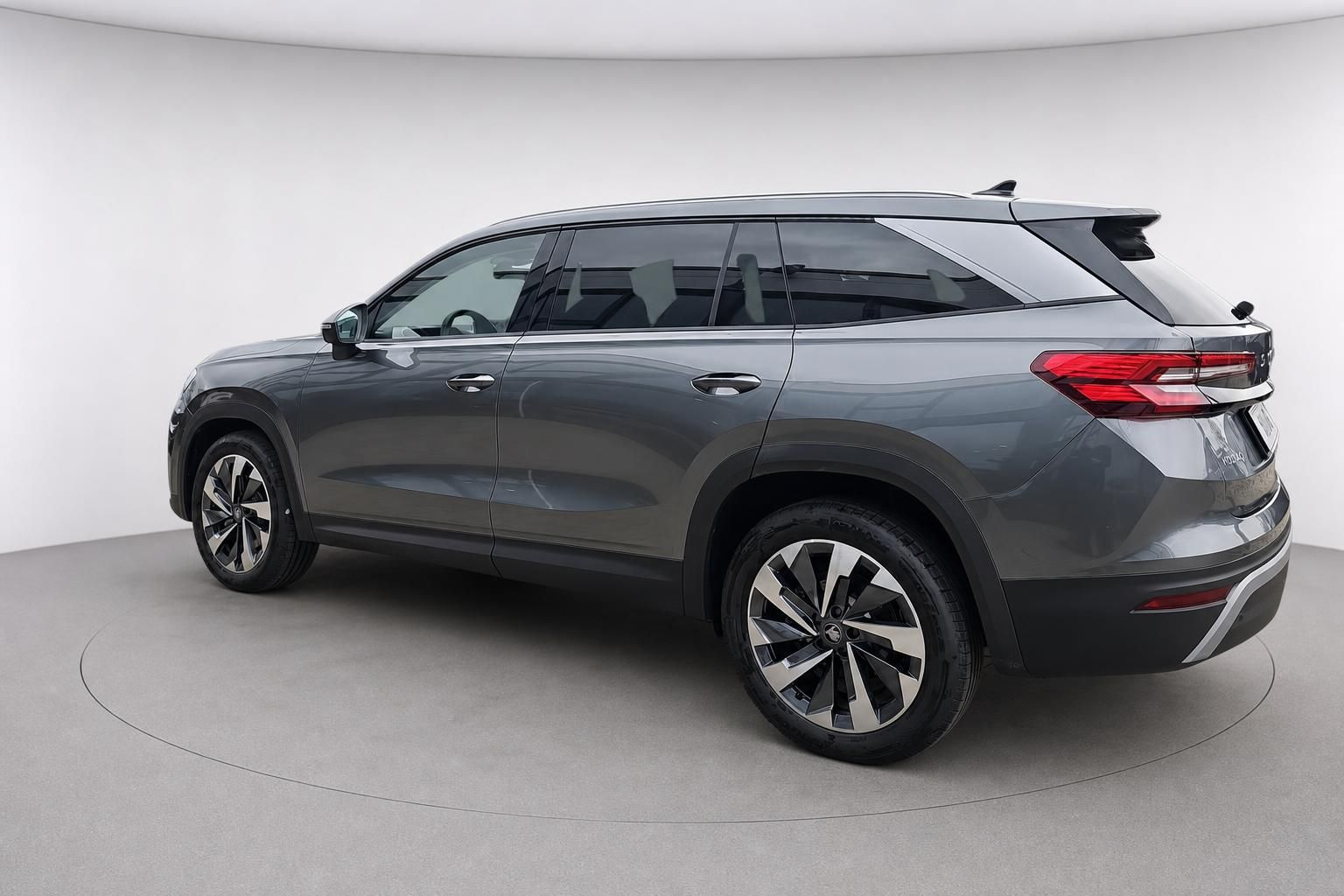 Skoda SUV in Grau, Heckansicht seitlich im Studio