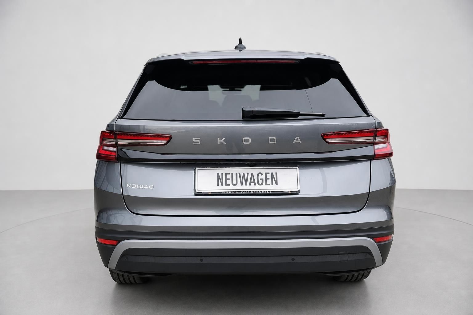 Škoda Kodiaq grau Heckansicht mit Rücklichtern im Studio