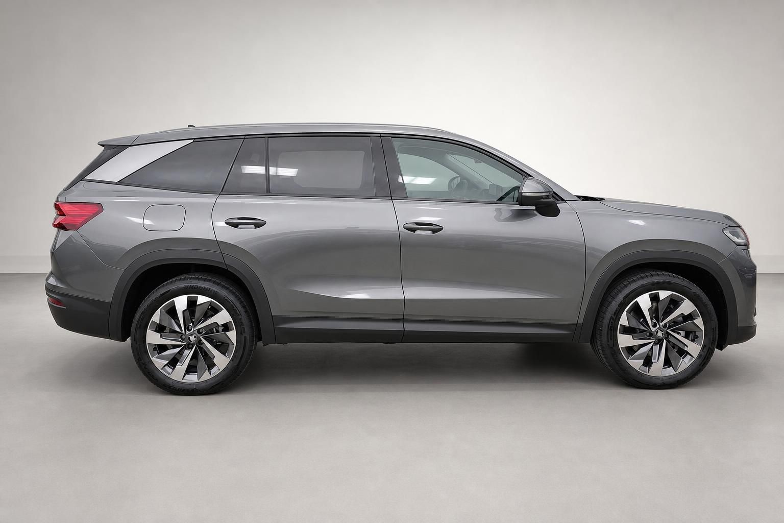 Škoda Kodiaq grau Seitenansicht im Fotostudio