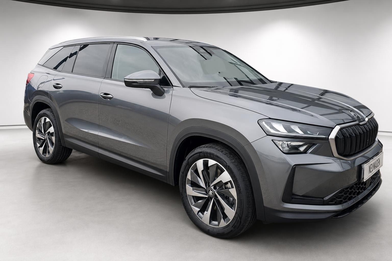 Škoda Kodiaq grau Frontansicht schräg im Studio