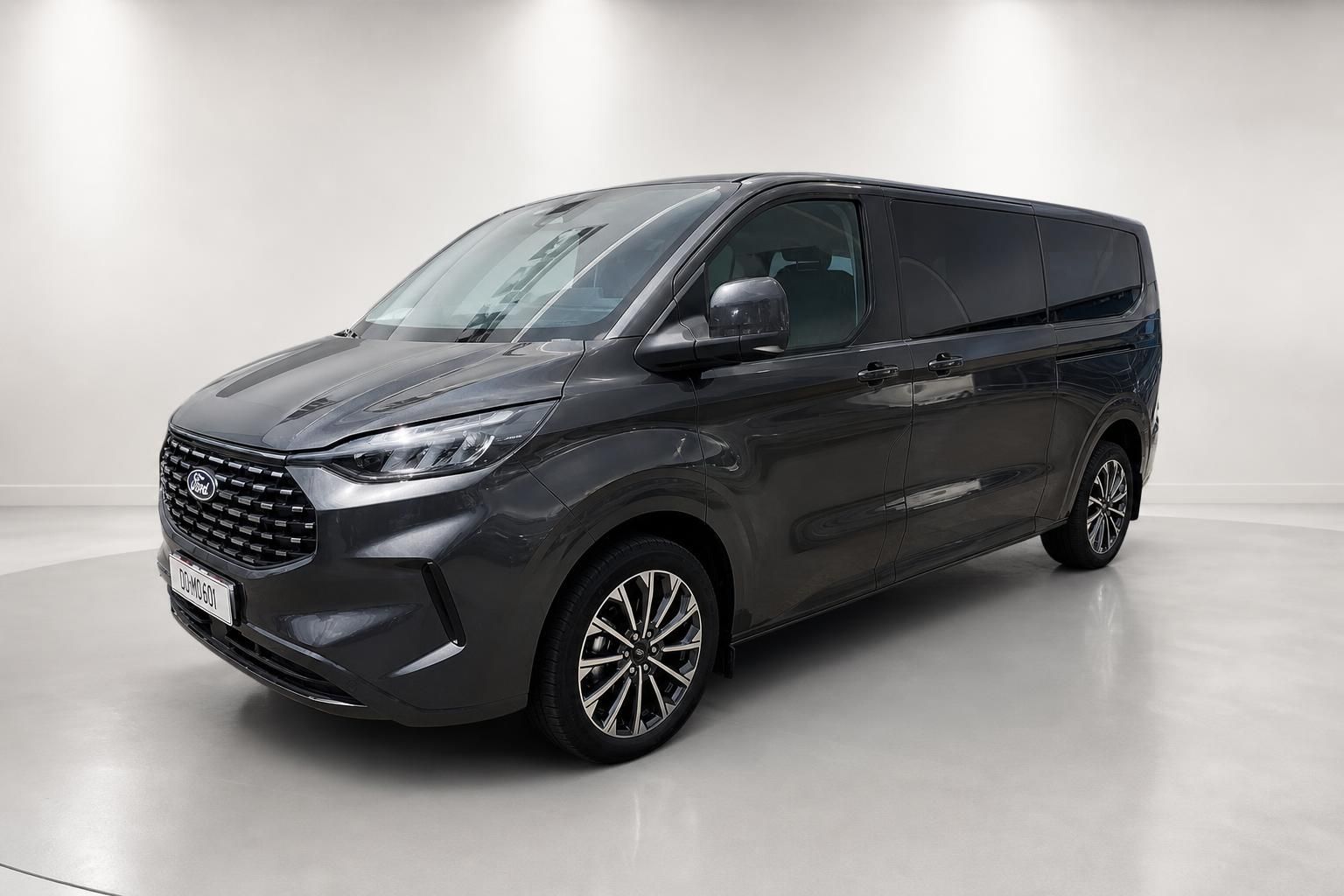 Ford Tourneo Custom grau Frontansicht dreiviertel im Studio