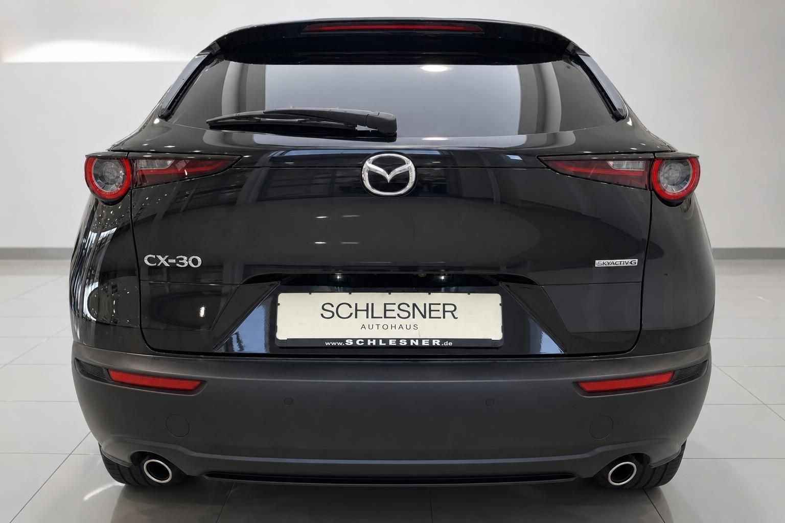 Mazda CX-30 Heckansicht schwarz mit Rückleuchten und Schriftzug