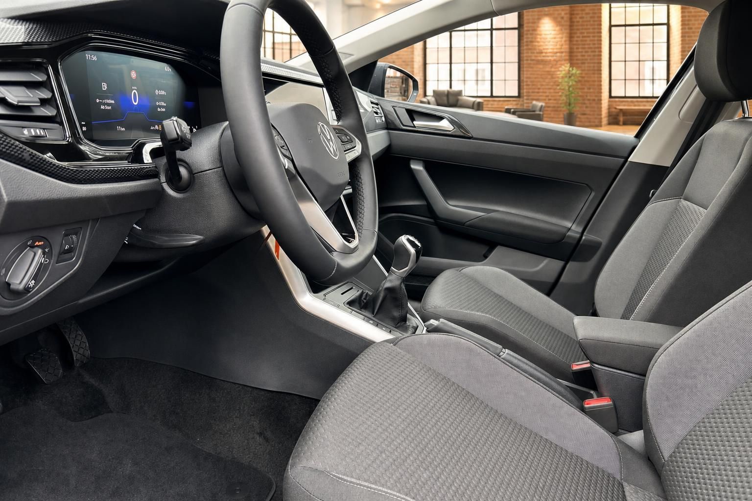 VW Innenraum: Cockpit mit Lenkrad, Schaltung und digitalem Tacho