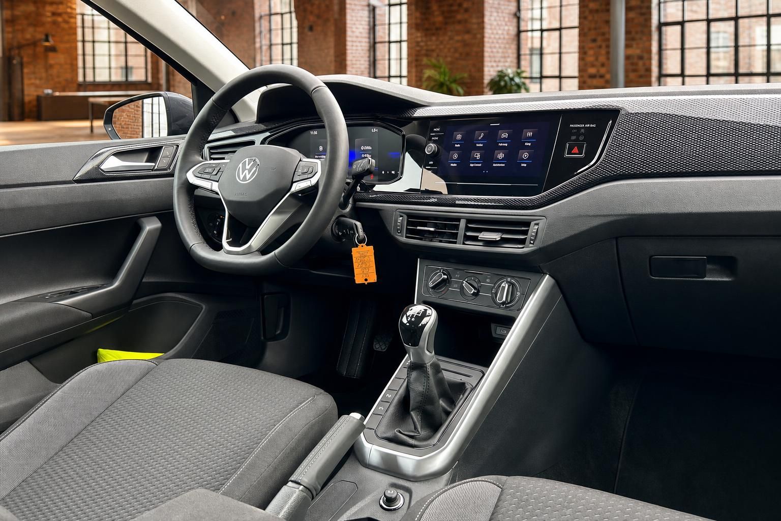 VW Cockpit mit Lenkrad, Touchscreen und Schaltknauf im Detail