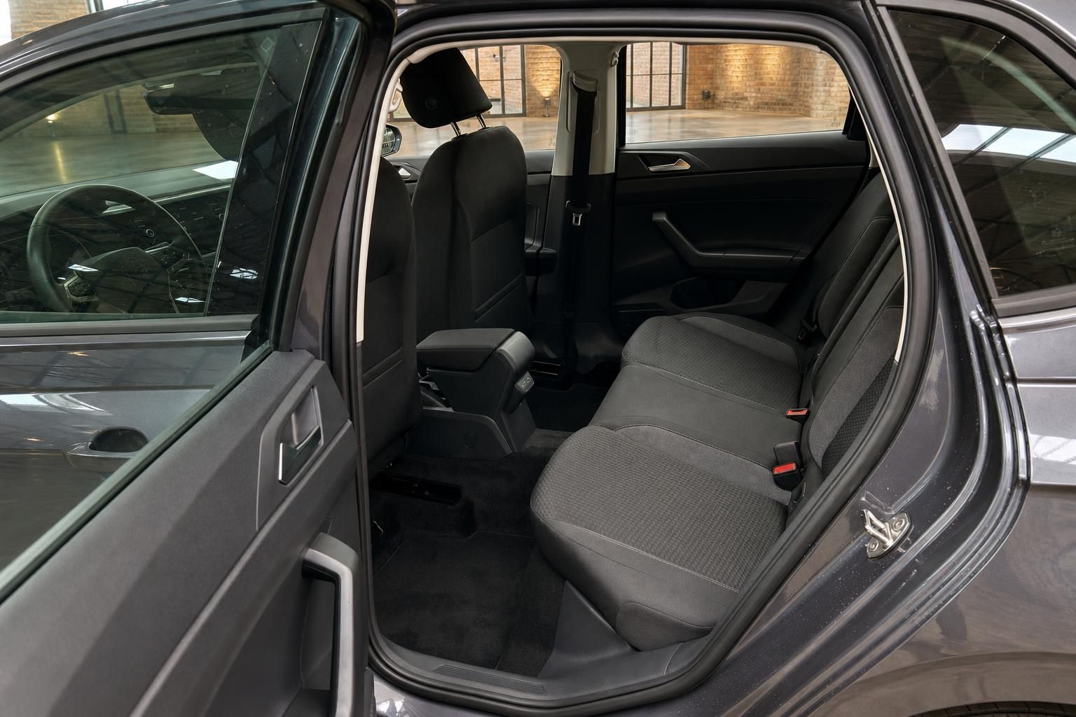 VW Fondsitze mit geöffneter Tür, Blick auf Rücksitzbank