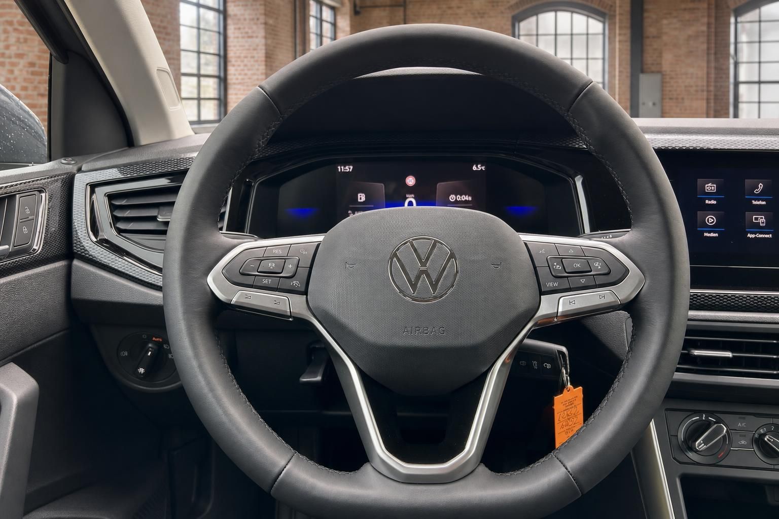 VW Lenkrad Nahaufnahme mit Bedienelementen und Digitaldisplay