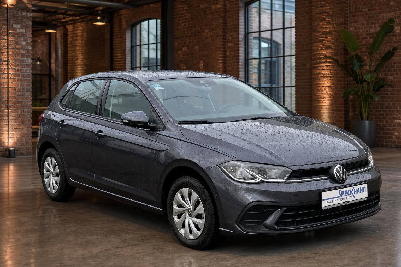 VW Polo grau Frontansicht schraeg in stilvoller Halle