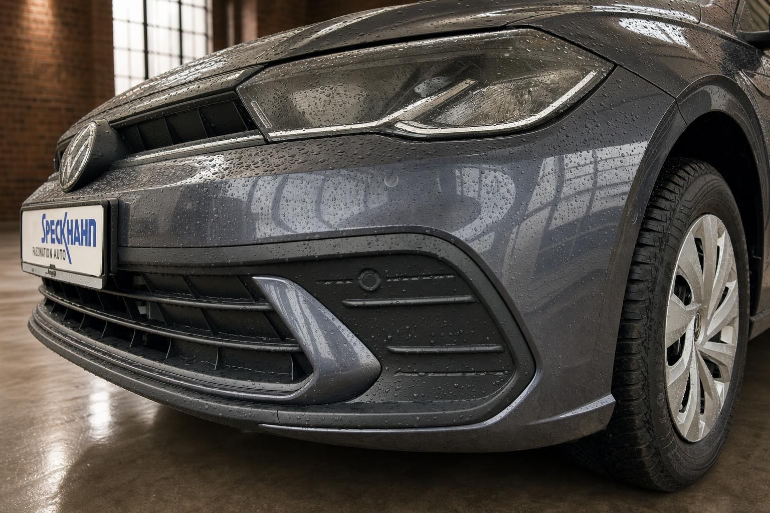 VW Polo Frontstoßstange und Scheinwerfer Detailfoto