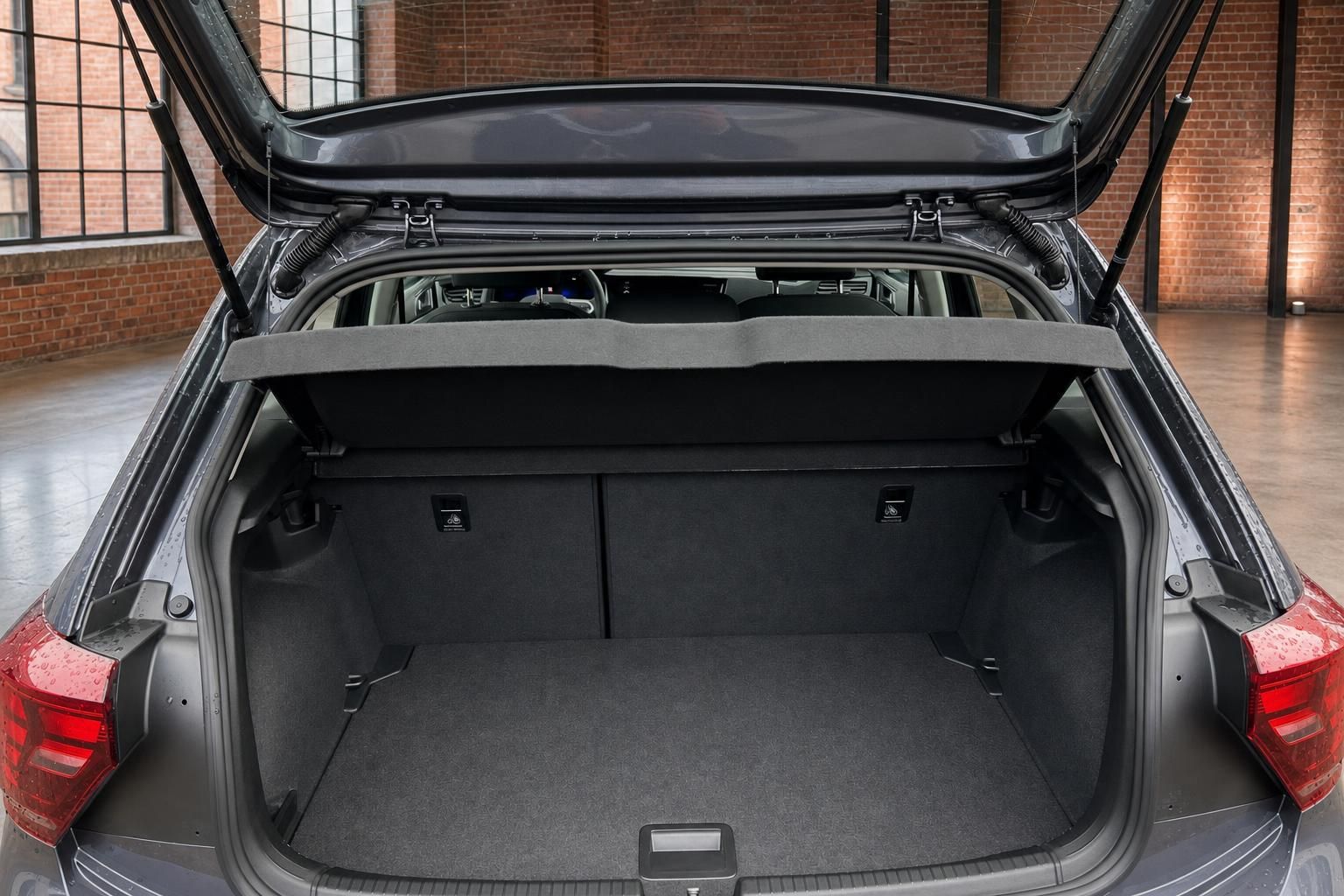VW Polo Kofferraum offen leerer Laderaum Ansicht