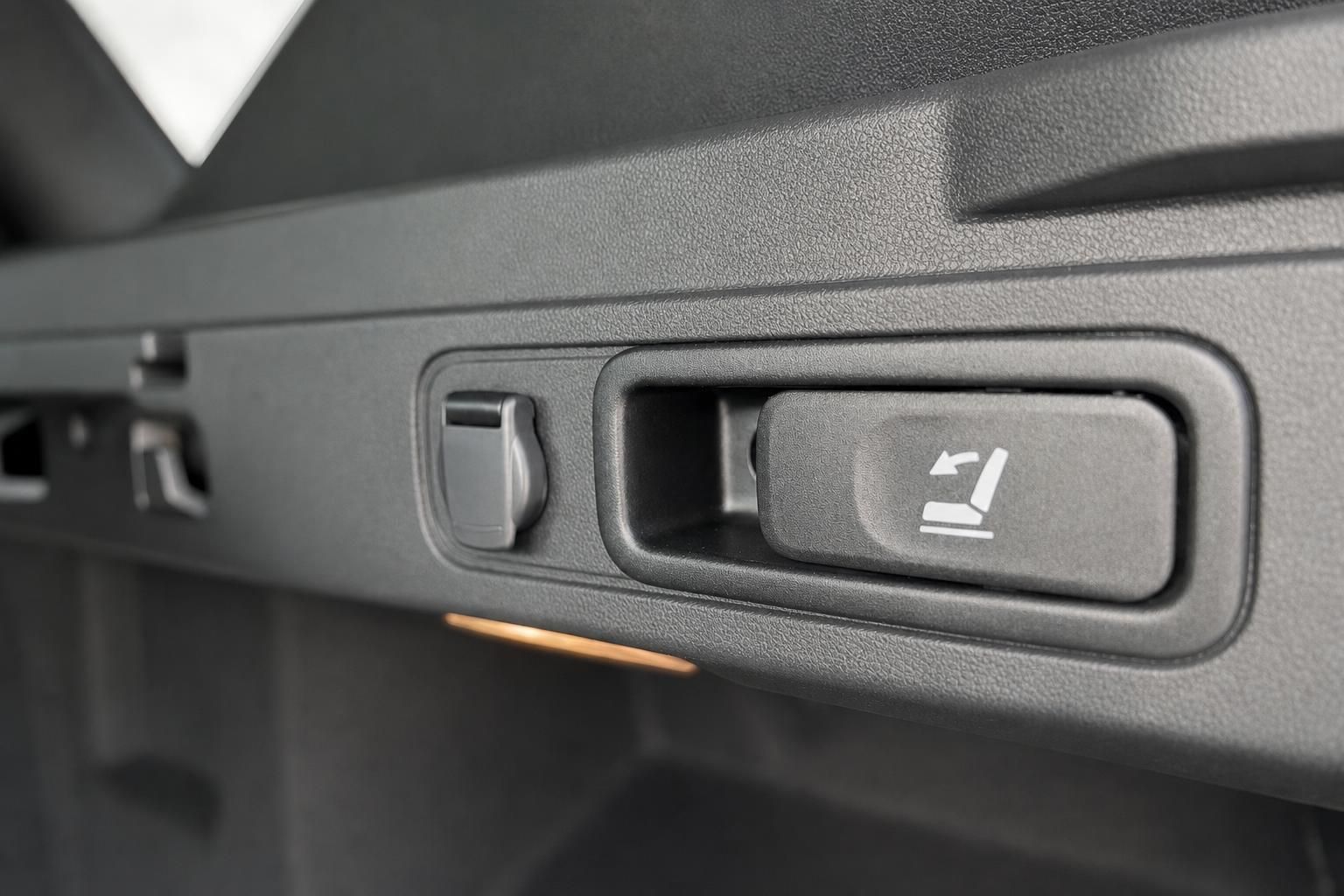 Dacia Bigster Detailansicht Sitzverstellung im Kofferraum