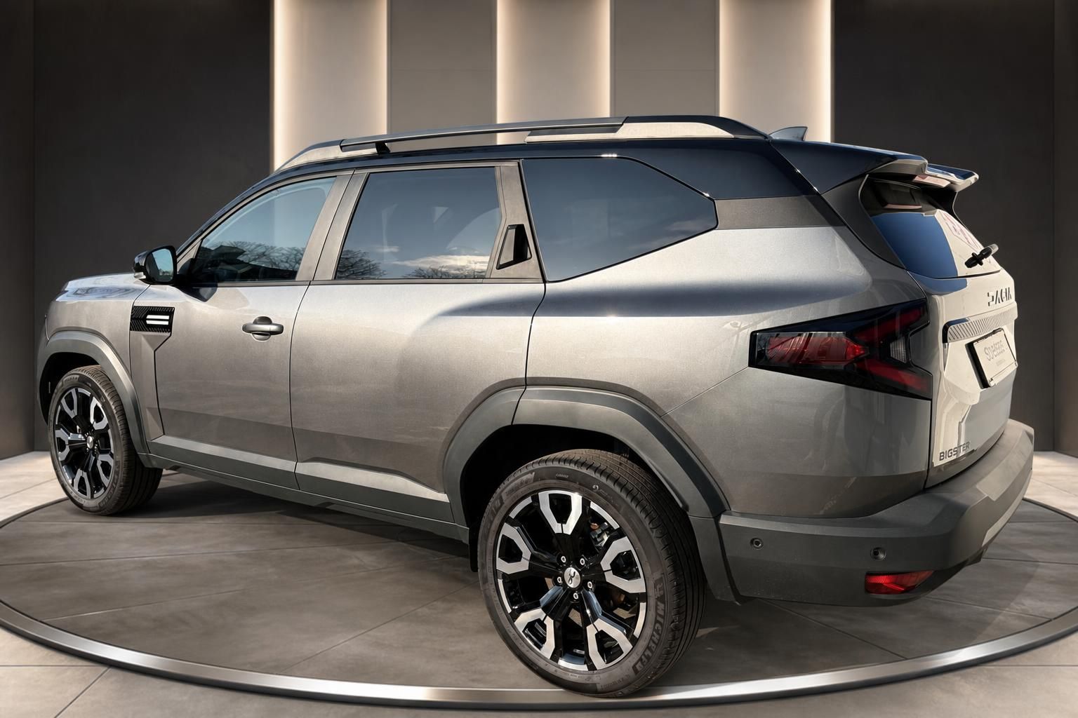 Dacia Bigster SUV in Grau, Seitenansicht mit Panoramadach