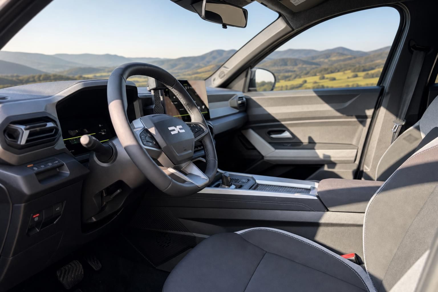 Cockpit und Innenraum mit Lenkrad und Blick auf Berglandschaft