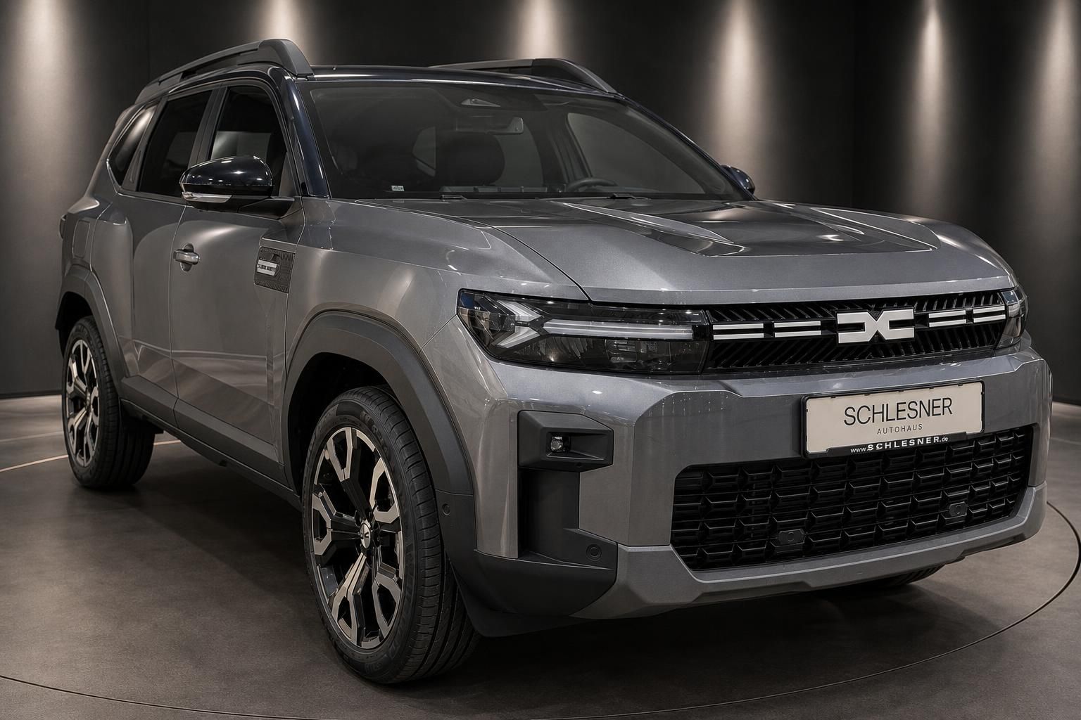 Dacia SUV grau schraege Frontansicht mit Leichtmetallfelgen
