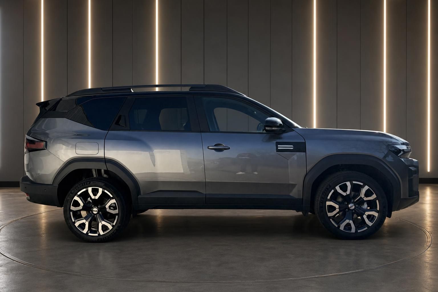 Dacia Bigster Hybrid grau Seitenansicht im Showroom