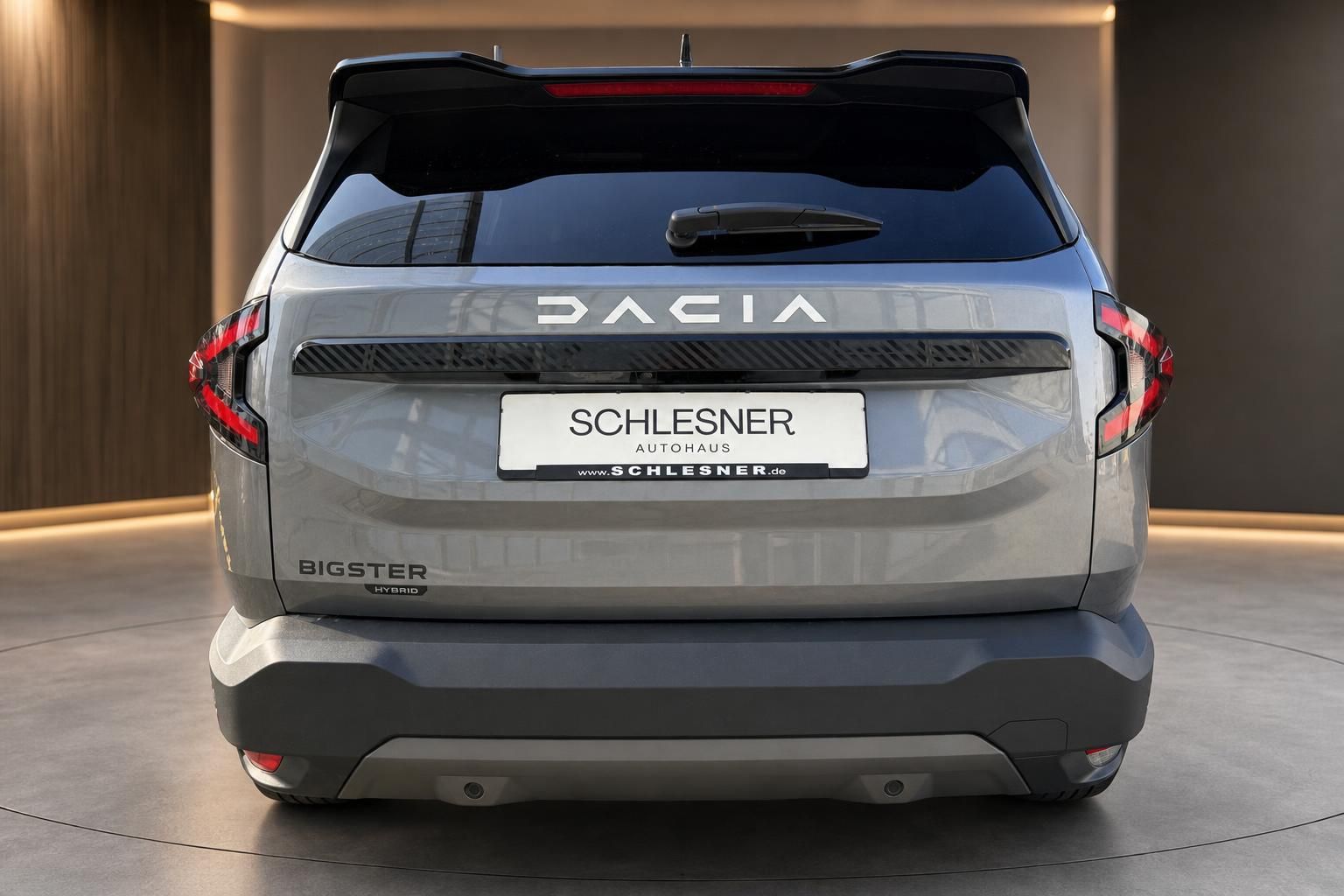 Dacia Bigster Hybrid grau Heckansicht mit Kennzeichenhalter