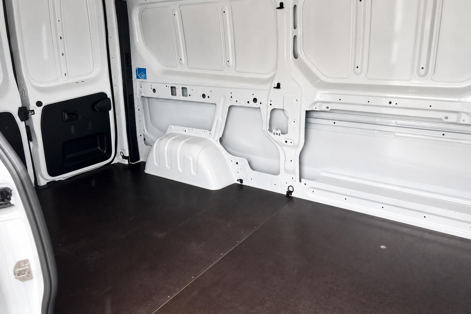 Renault Transporter Laderaum mit weißen Seitenwänden und rutschfestem Ladeboden