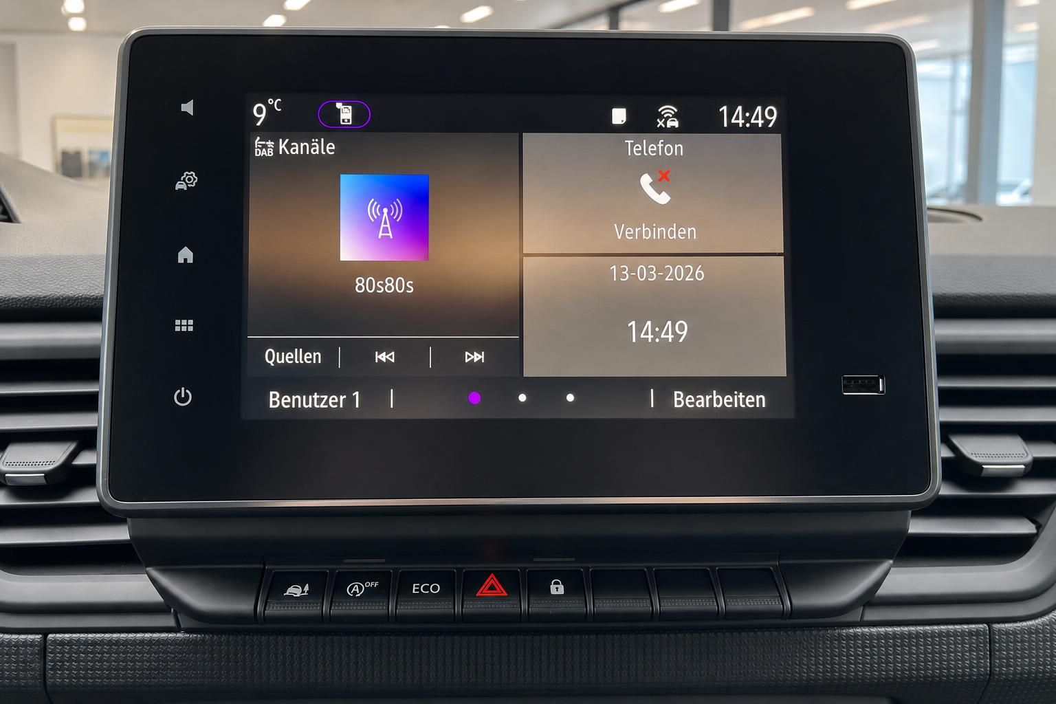 Renault Transporter Infotainment-Display mit Radio und Telefonfunktion im Armaturenbrett