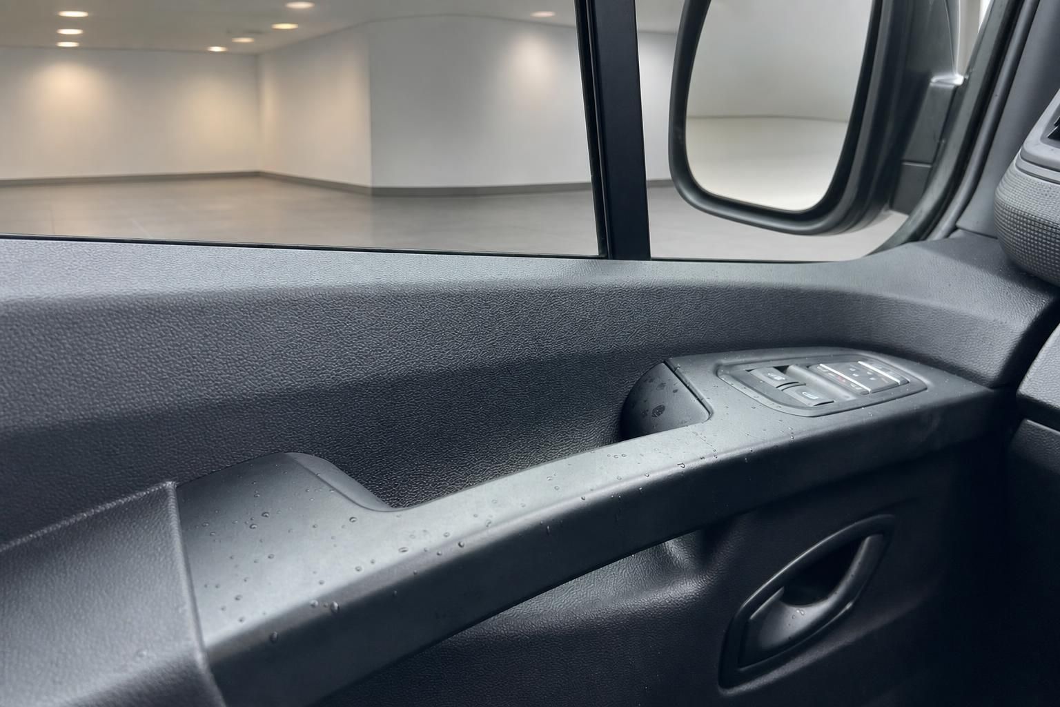 Renault Transporter Türverkleidung mit Fensterheber-Bedienfeld in grauer Ausstattung