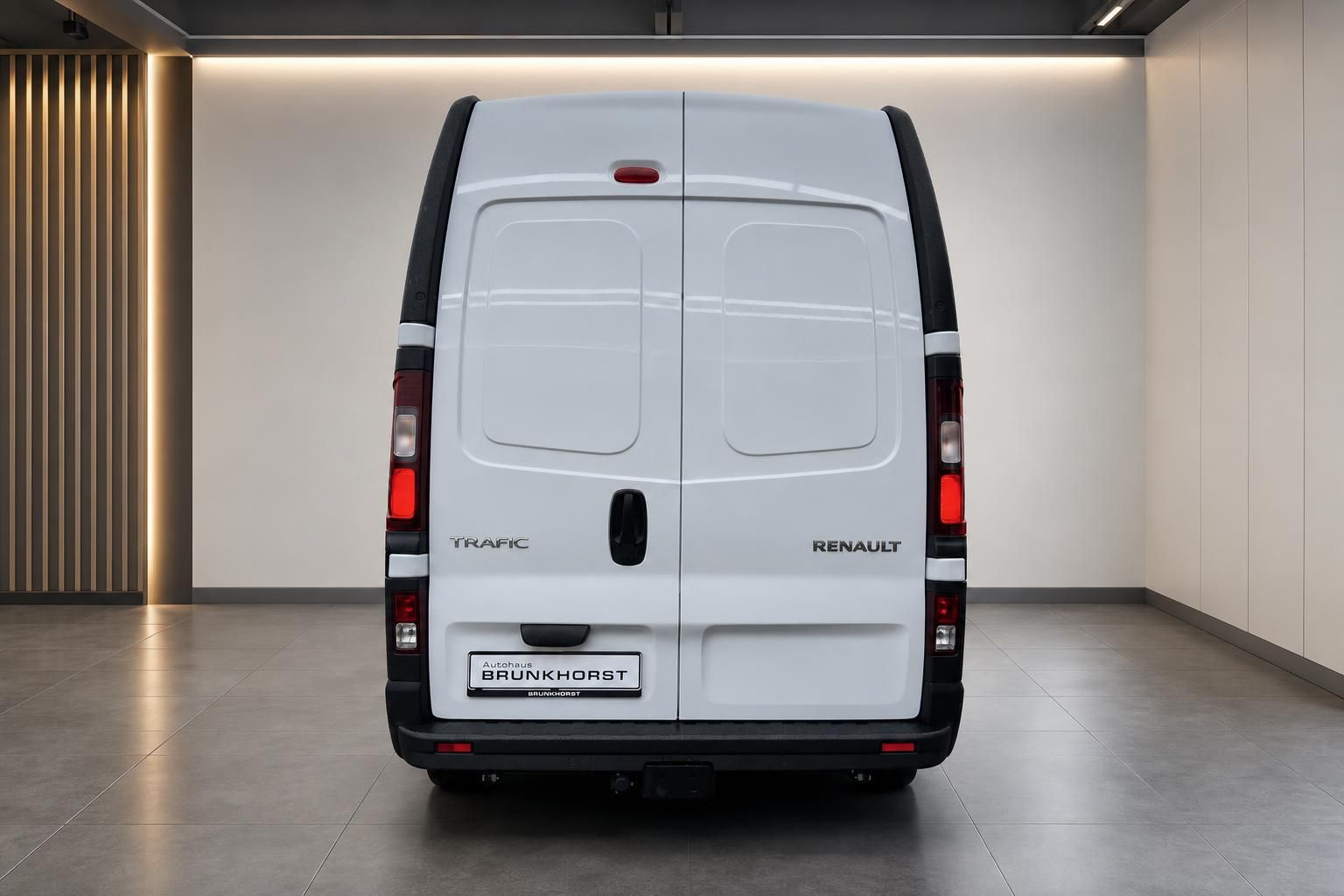 Renault Trafic weißer Transporter Heckansicht - professionelles Nutzfahrzeug für Gewerbe
