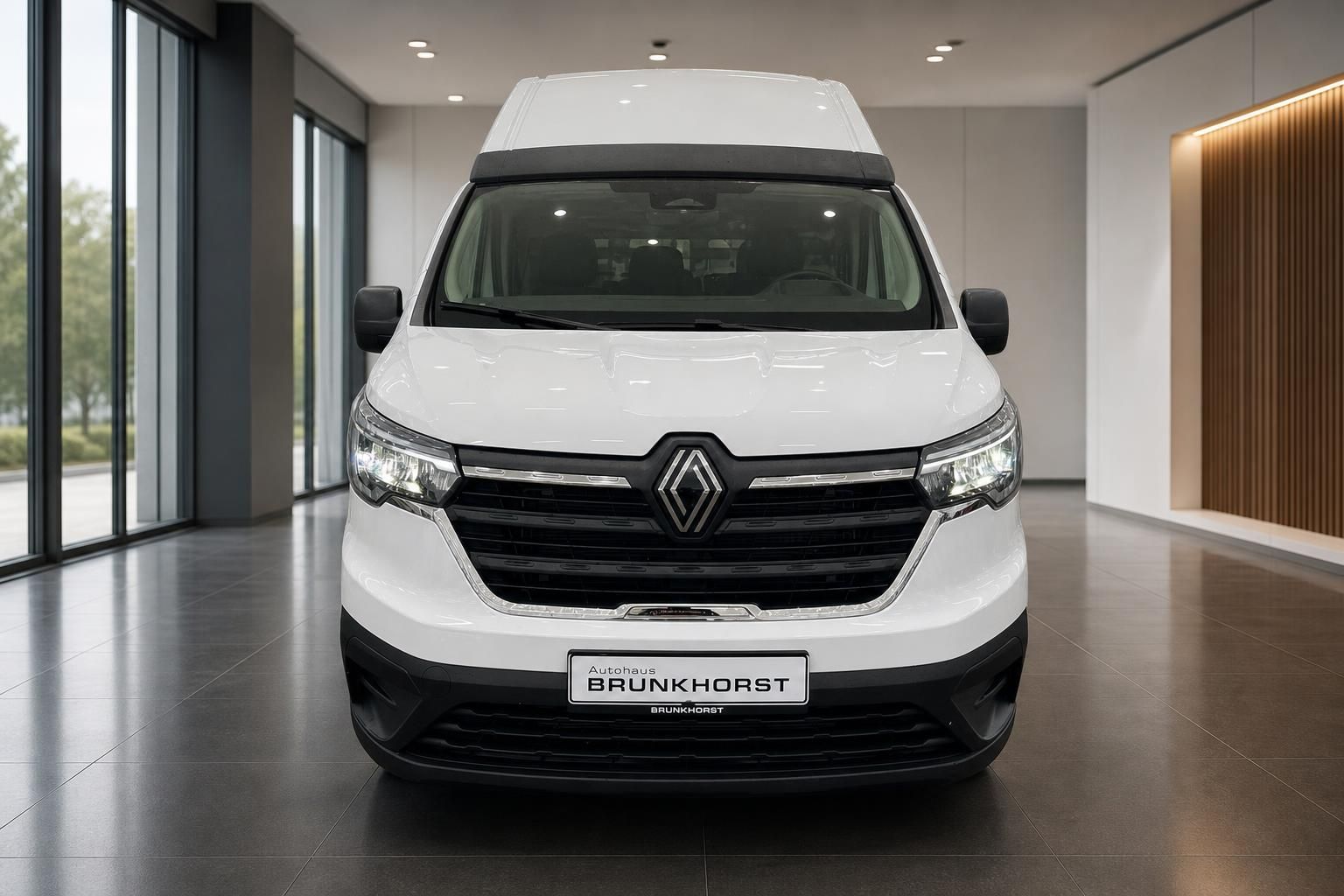 Renault Trafic weißer Transporter Frontansicht - elegantes Design mit markanter Kühlergrill