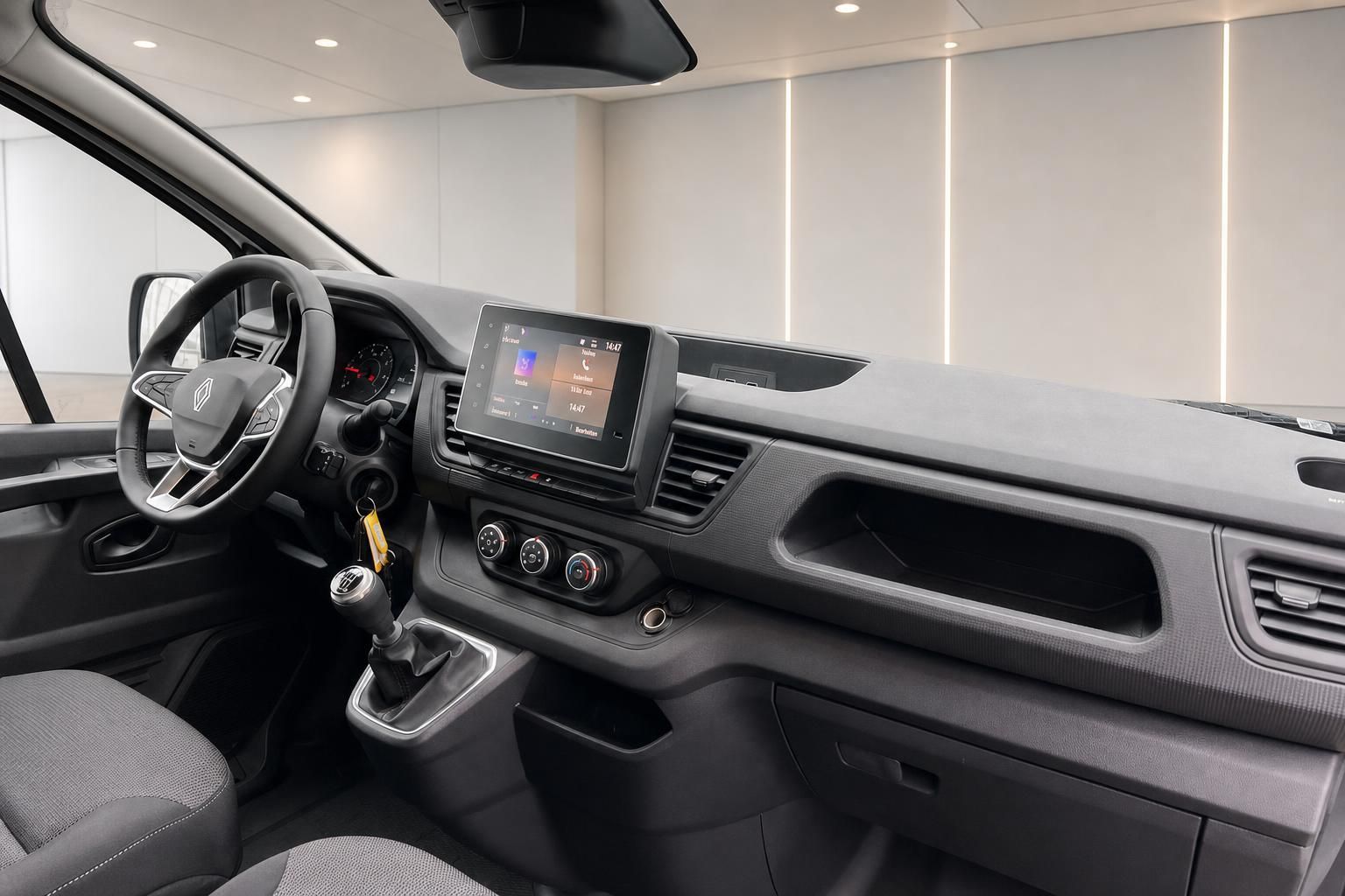 Renault Trafic Innenraum Cockpit - modernes Dashboard mit Touchscreen und Komfortsitzen