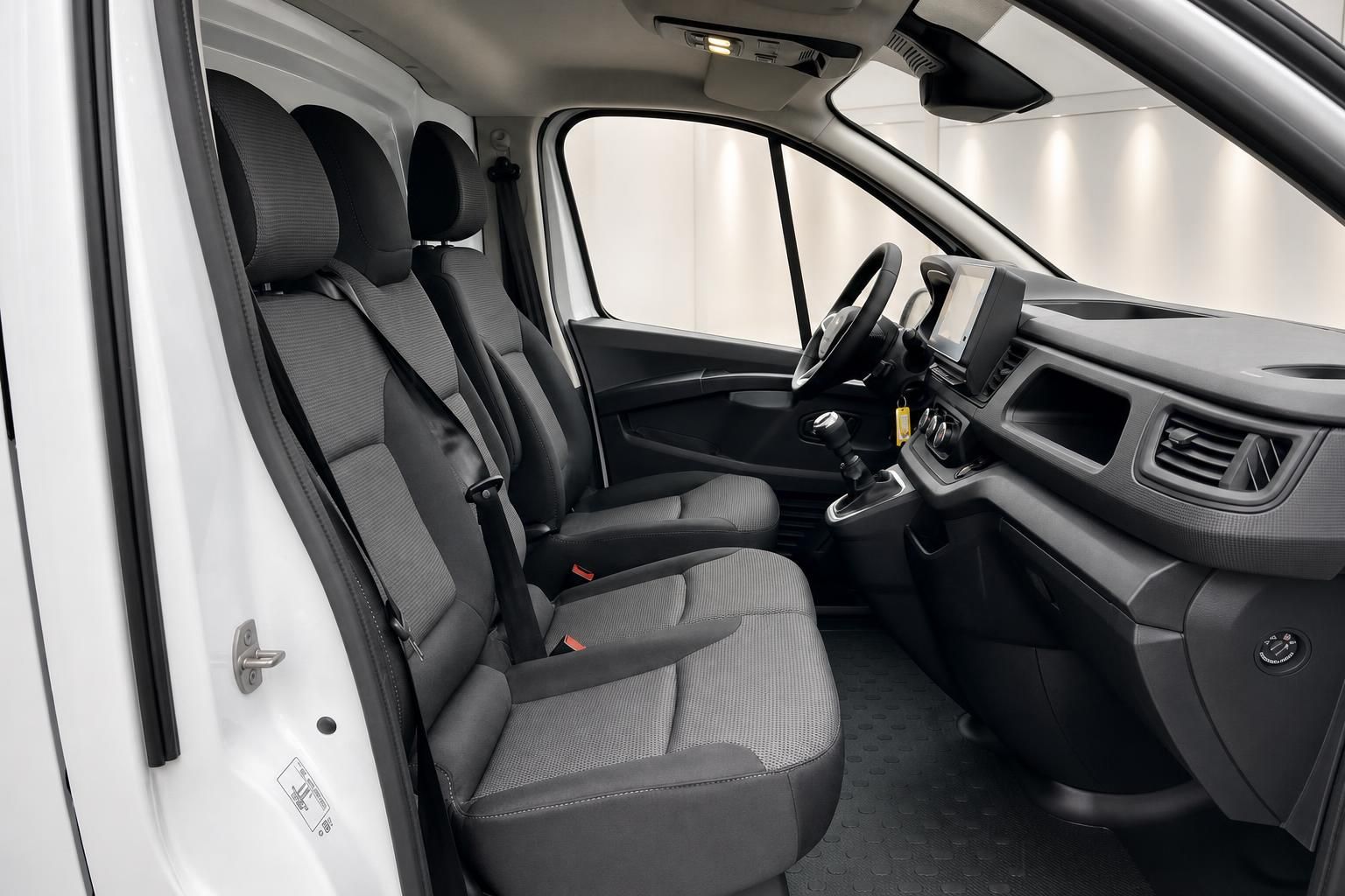 Renault Transporter Innenraum mit grauen Sitzen und modernem Cockpit Design