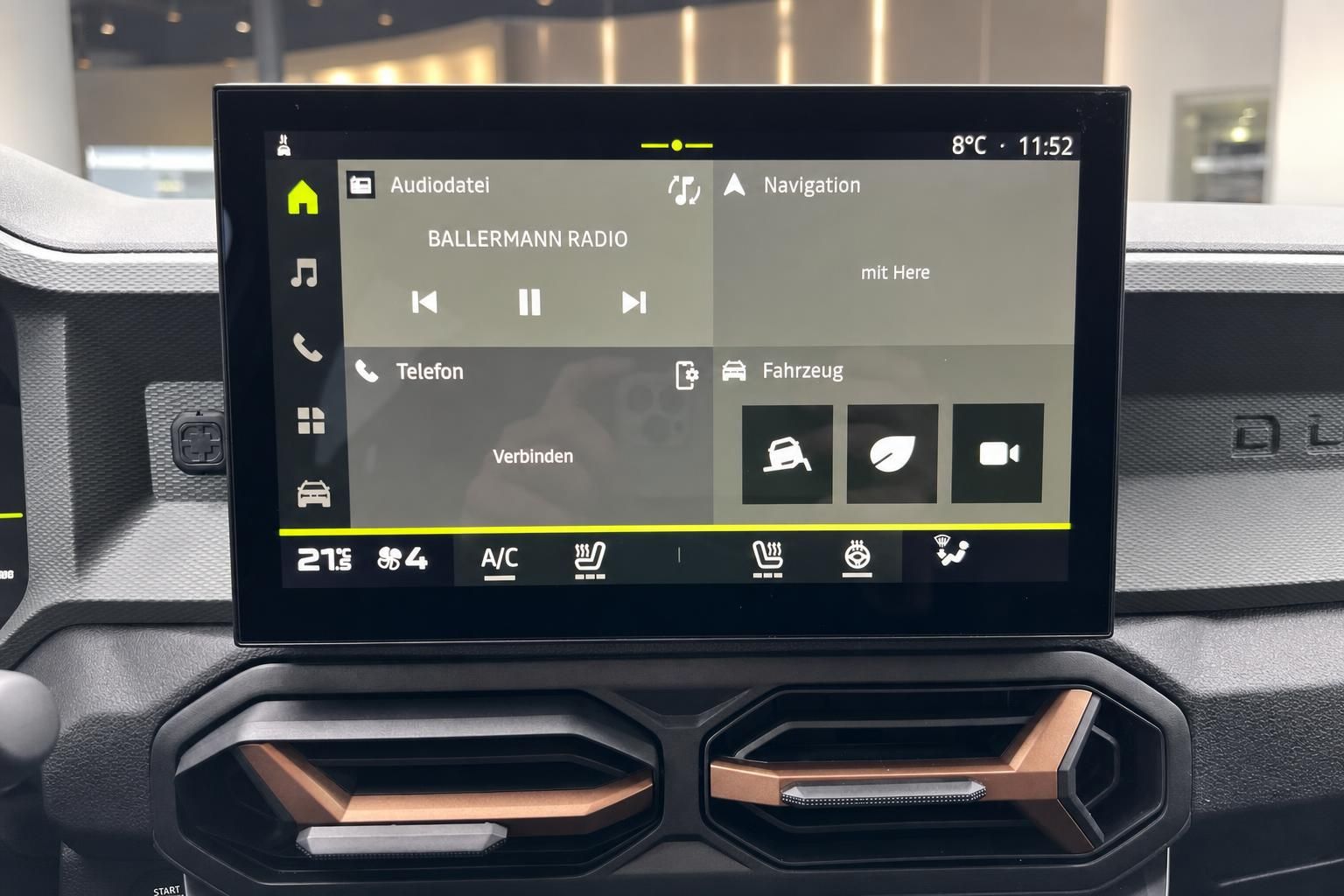 Infotainment-Touchscreen mit Navigationssystem und Klimasteuerung im Fahrzeug