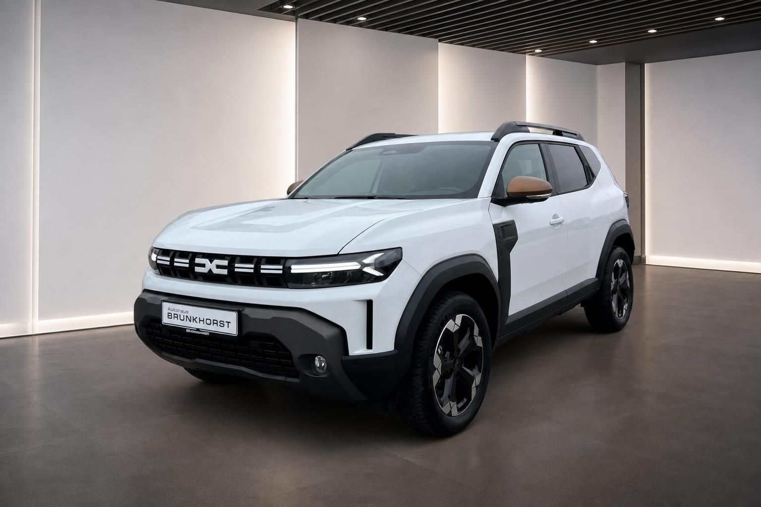 Dacia SUV weiß Seitenansicht mit schwarzen Felgen - Autohaus Brunkhorst