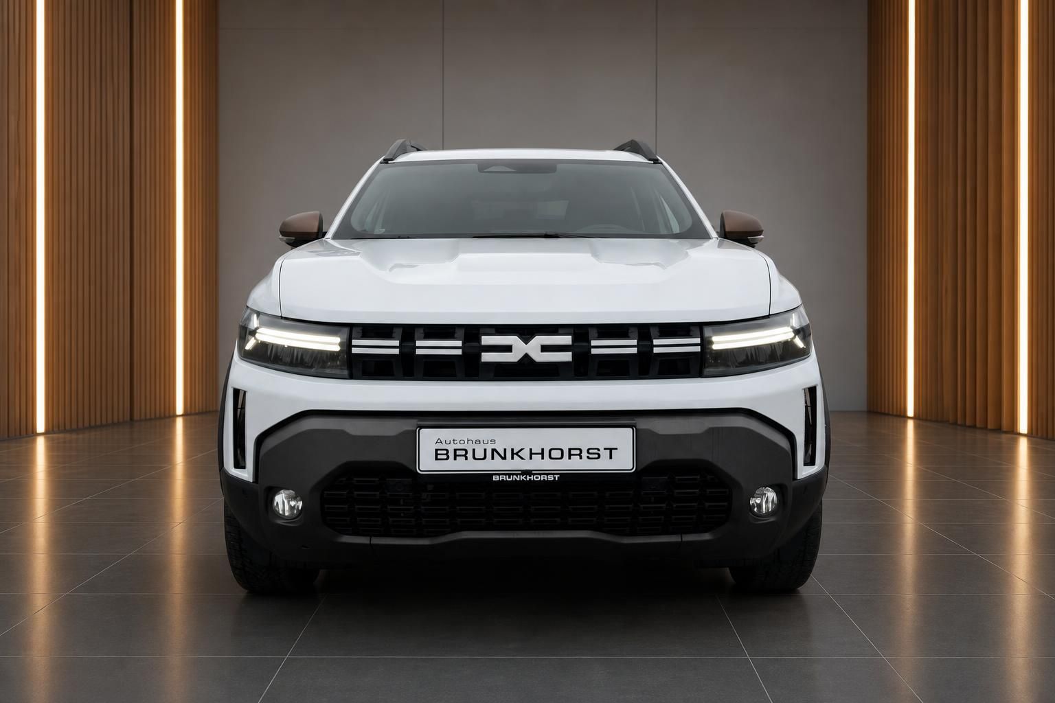 Dacia SUV Frontansicht weiß mit LED-Scheinwerfern - Autohaus Brunkhorst