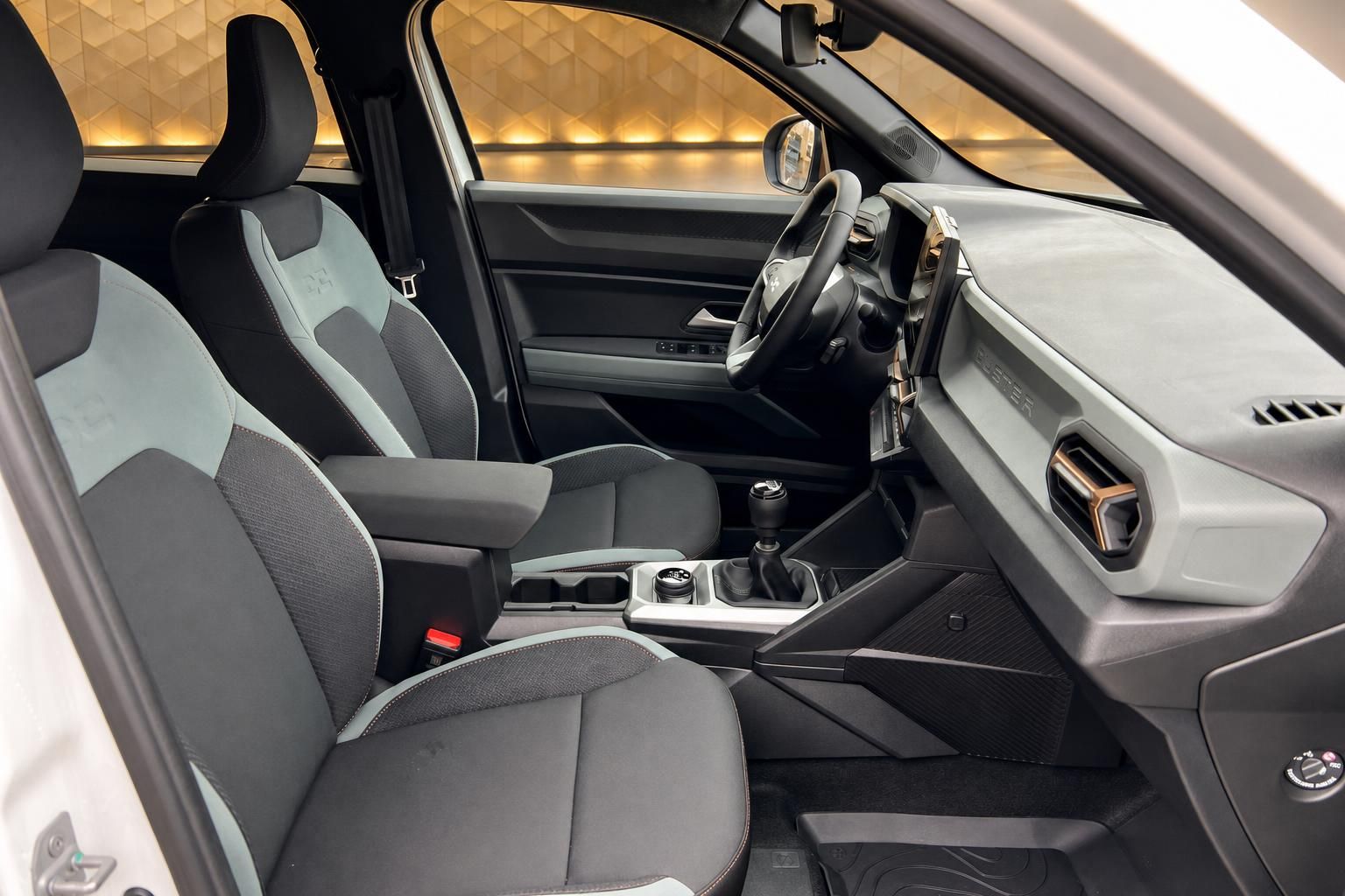 Fahrzeuginnenraum mit grauen Sitzen, Mittelkonsole und modernem Design