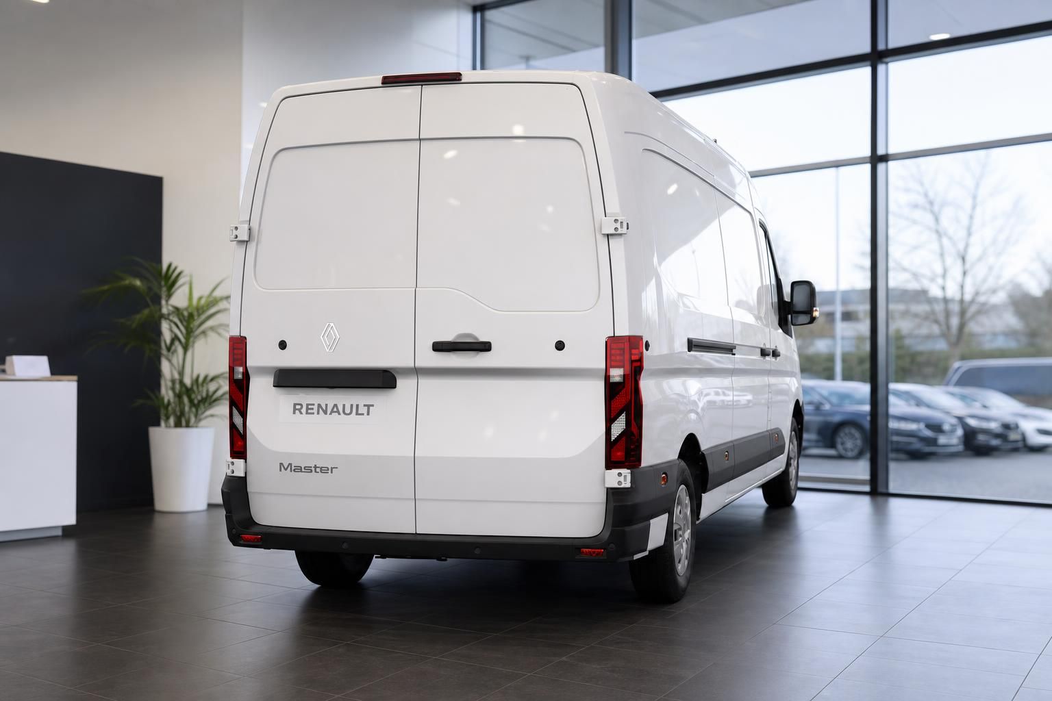 Renault Master Kastenwagen weiß, Heckansicht im Autohaus