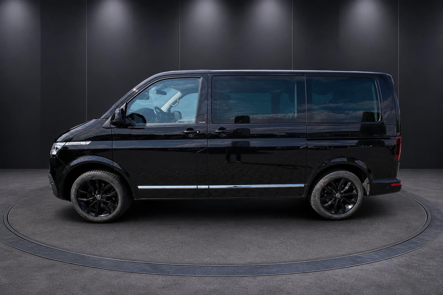 VW Multivan schwarz Seitenansicht mit schwarzen Alufelgen