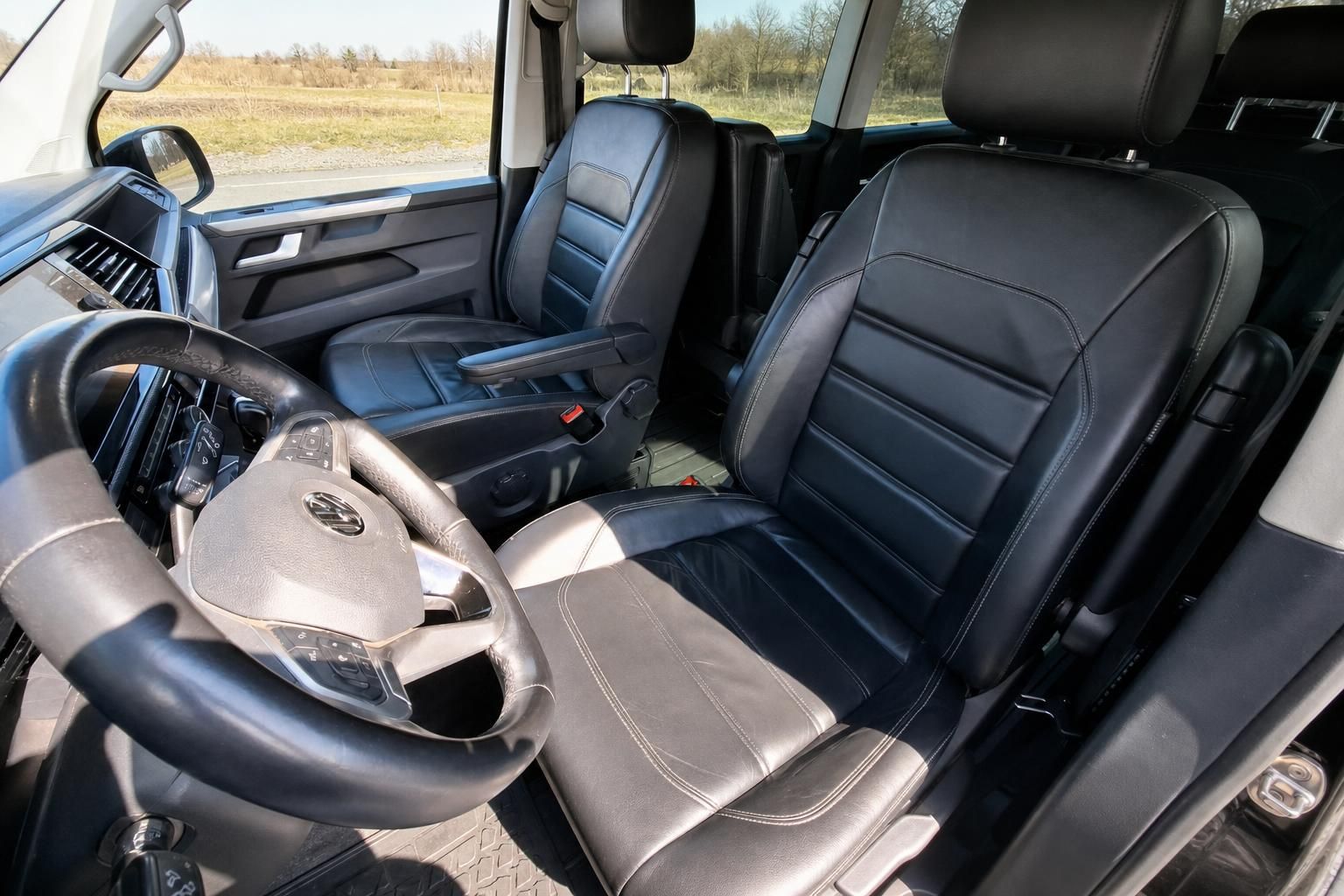 VW Bus Innenraum Vordersitze mit schwarzem Lederbezug im Detail