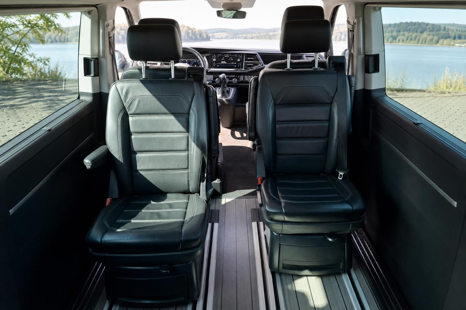 VW Multivan Innenraum Blick auf drehbare Einzelsitze im Fond