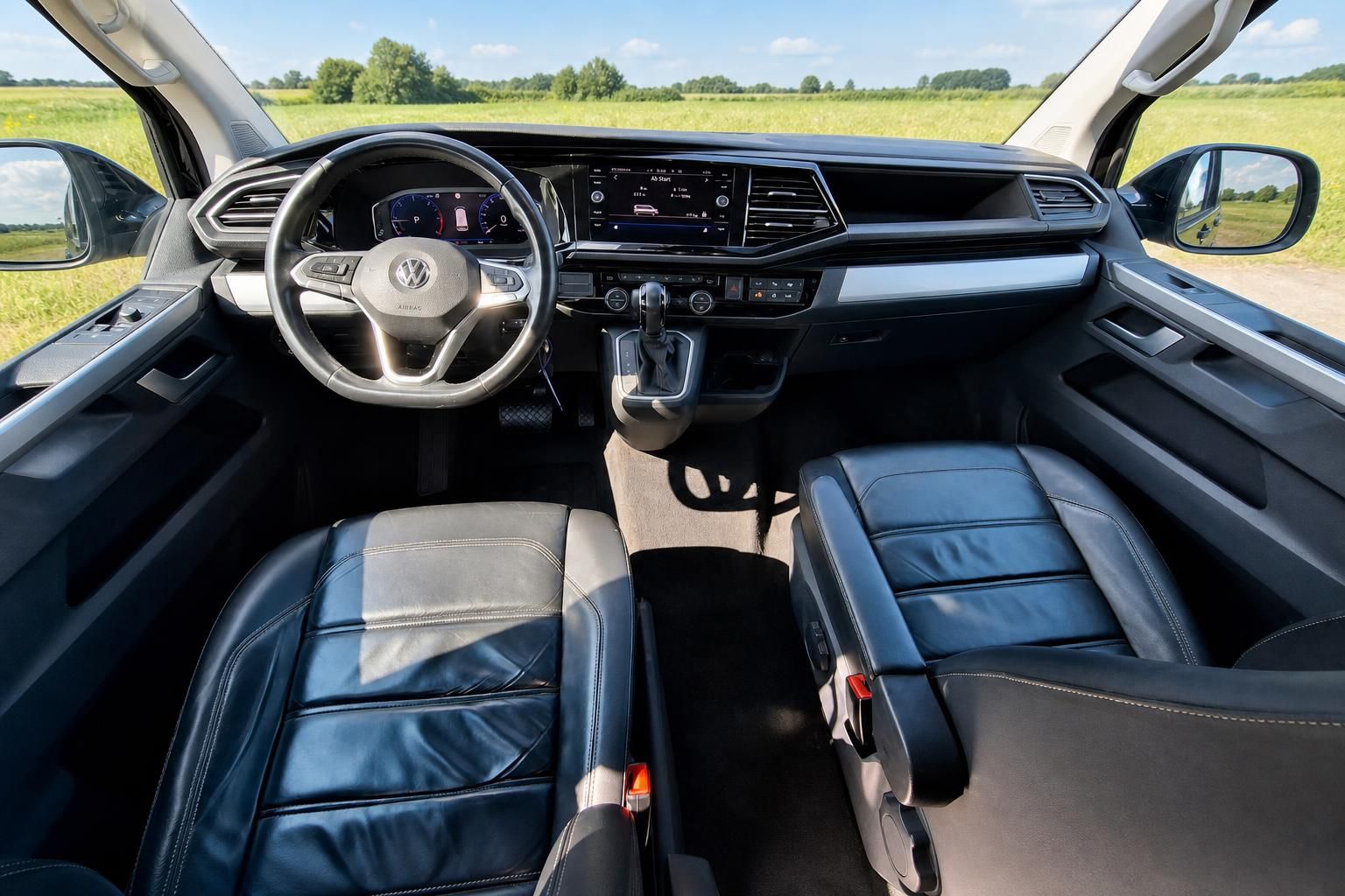 VW Bus Cockpit mit Lenkrad und Armaturenbrett im Fahrerraum
