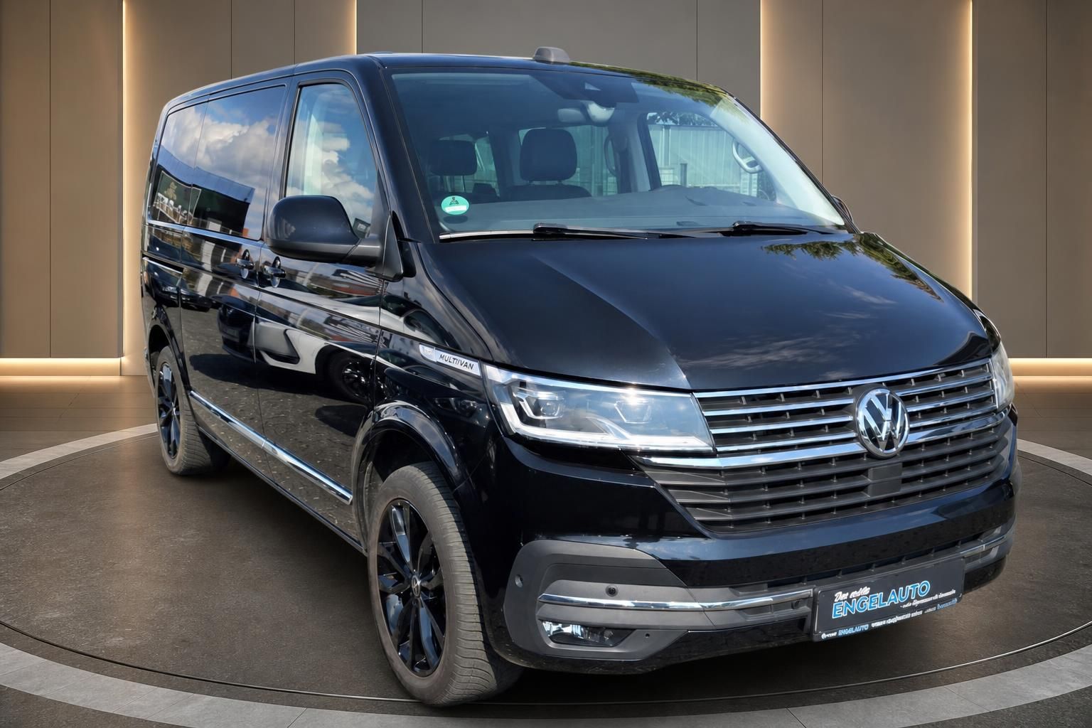 VW Multivan schwarz Front- und Seitenansicht mit Kennzeichenhalter