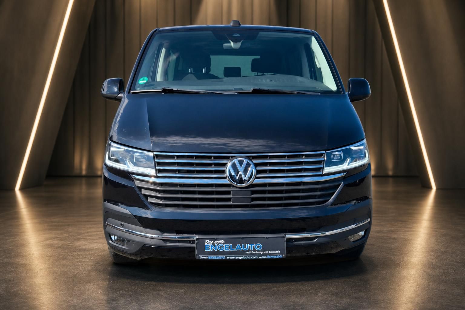 VW Multivan schwarz Frontansicht mit Kühlergrill und Scheinwerfern