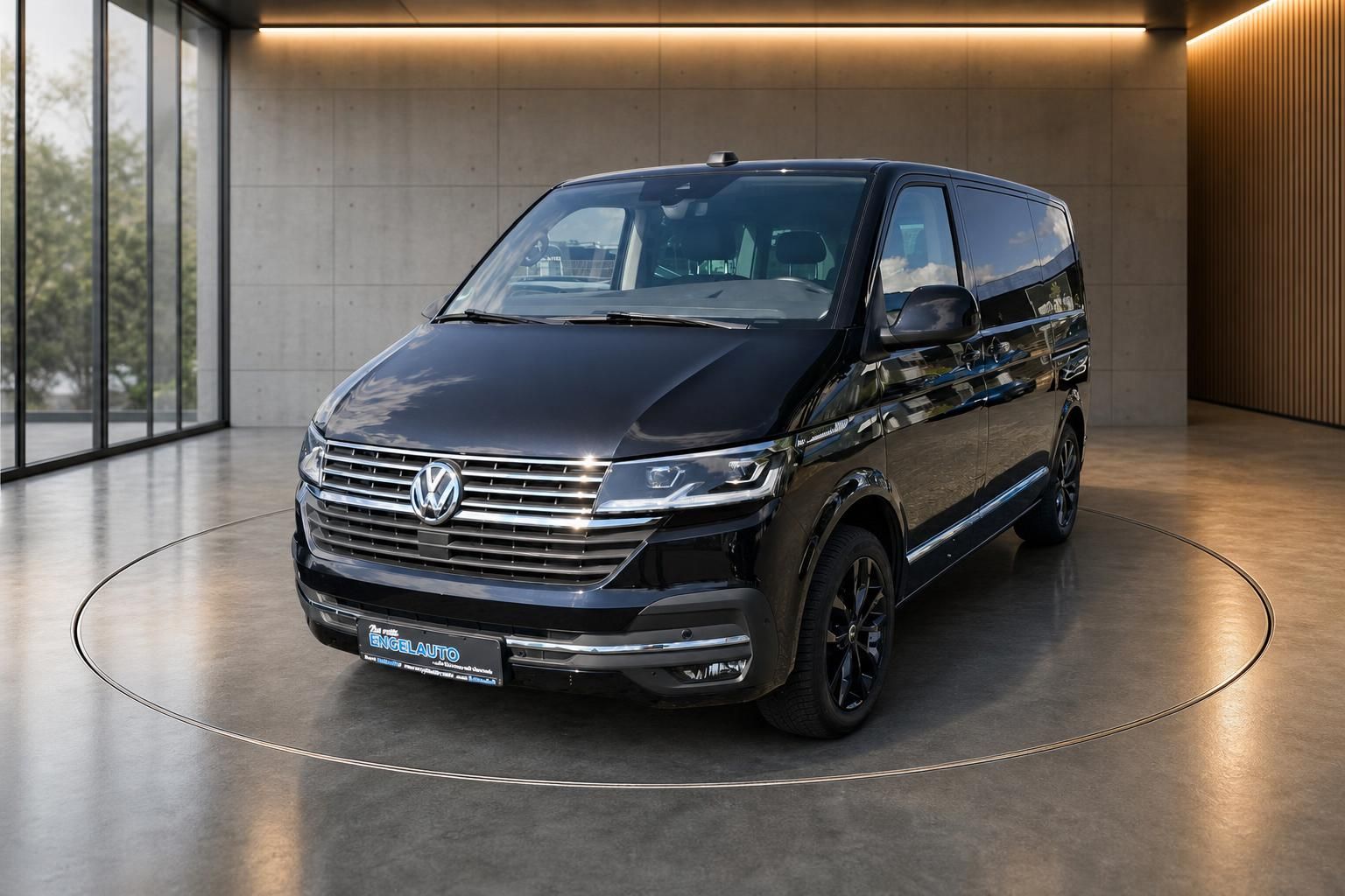 VW Multivan schwarz Frontansicht auf Drehbühne im Autohaus
