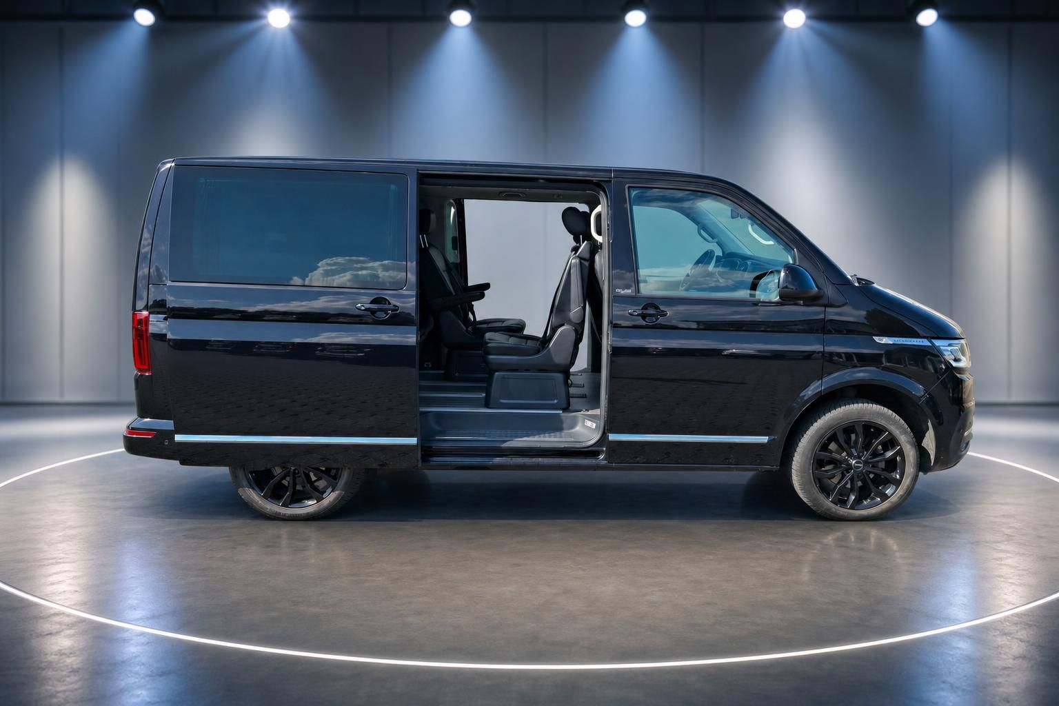 VW Multivan schwarz Seitenansicht mit geöffneter Schiebetür