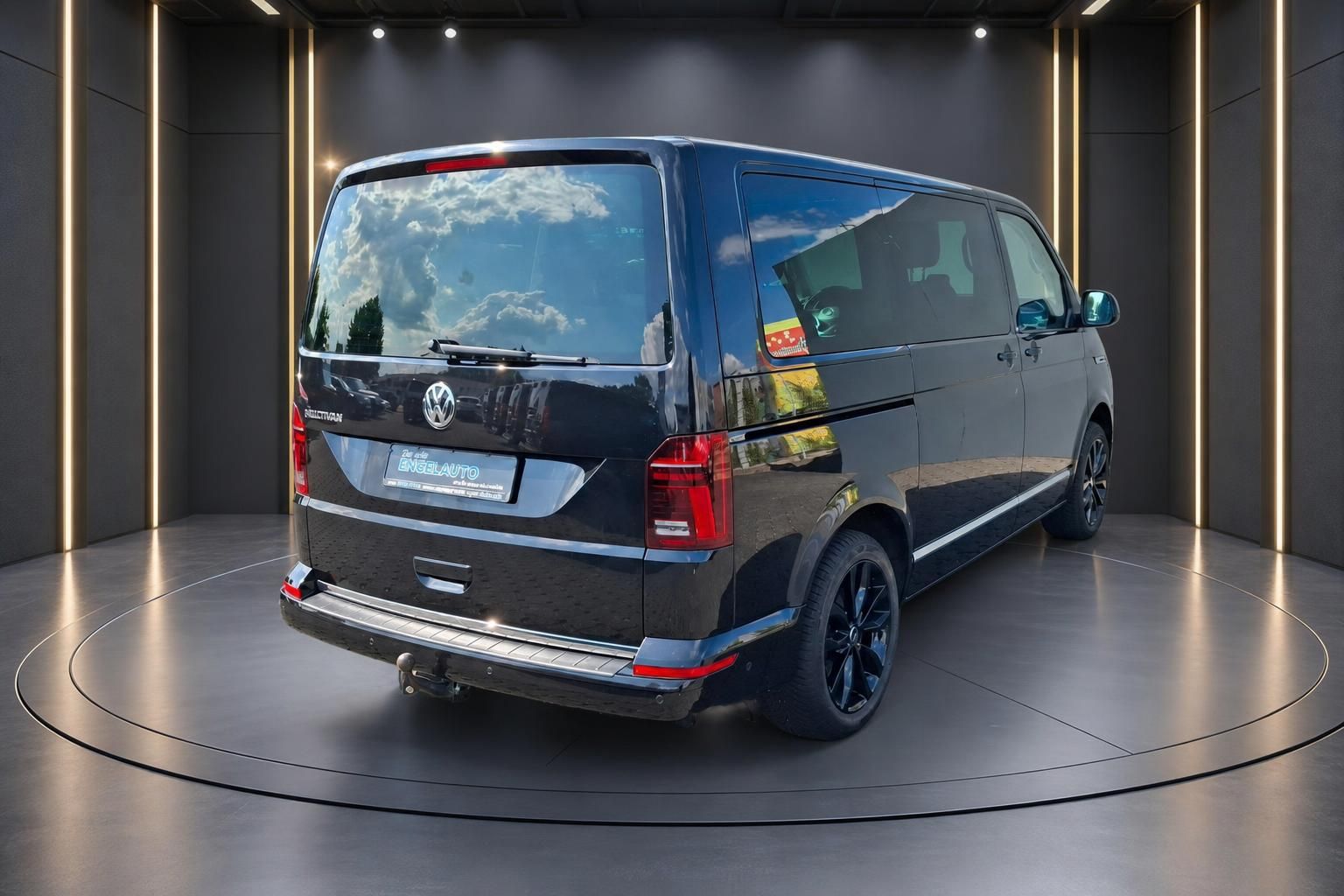 VW Multivan schwarz Heckansicht seitlich in Studio-Ausstellung