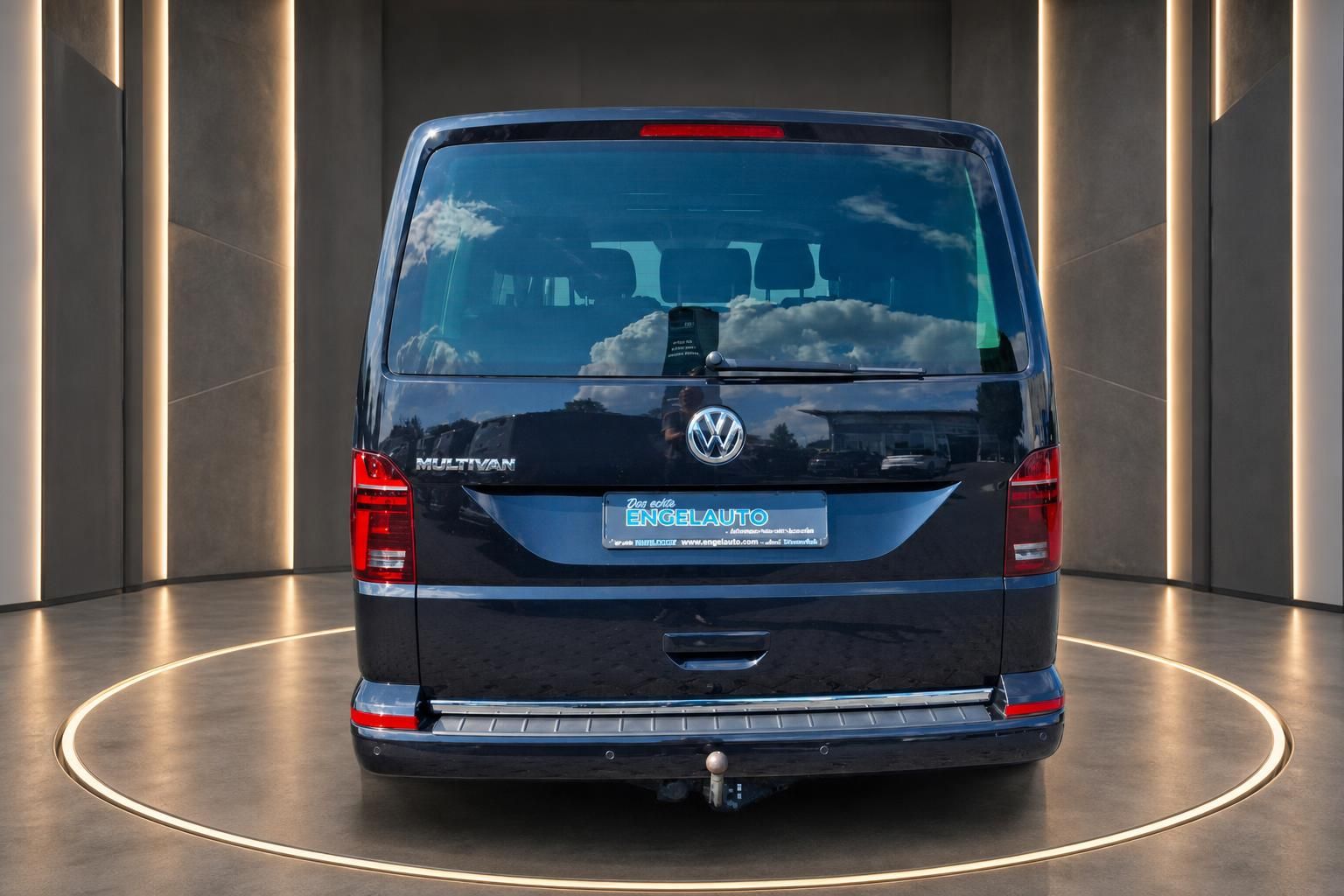 VW Multivan schwarz Heckansicht frontal mit Kennzeichenhalter