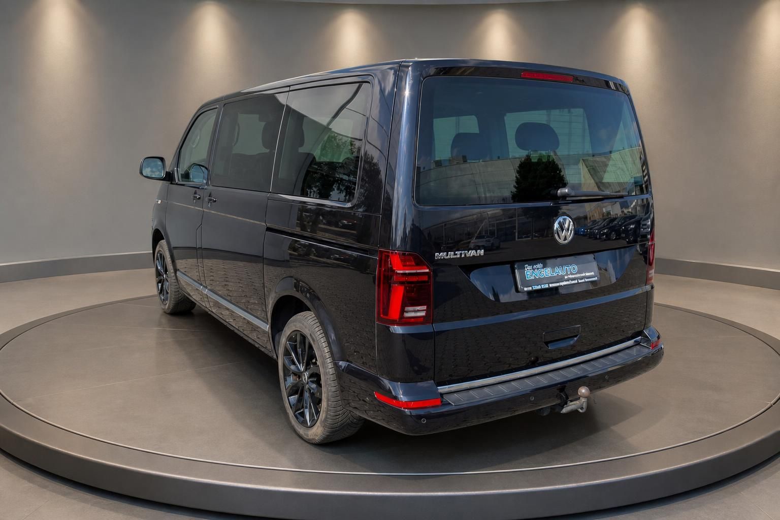 VW Multivan schwarz Heckansicht mit Anhängerkupplung auf Drehbühne