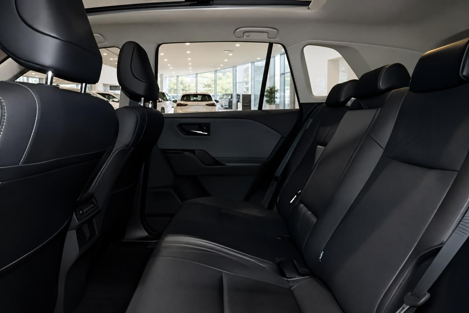 Toyota RAV4 Rücksitzbank mit schwarzem Leder – geräumiger Fahrgastraum im Autohaus