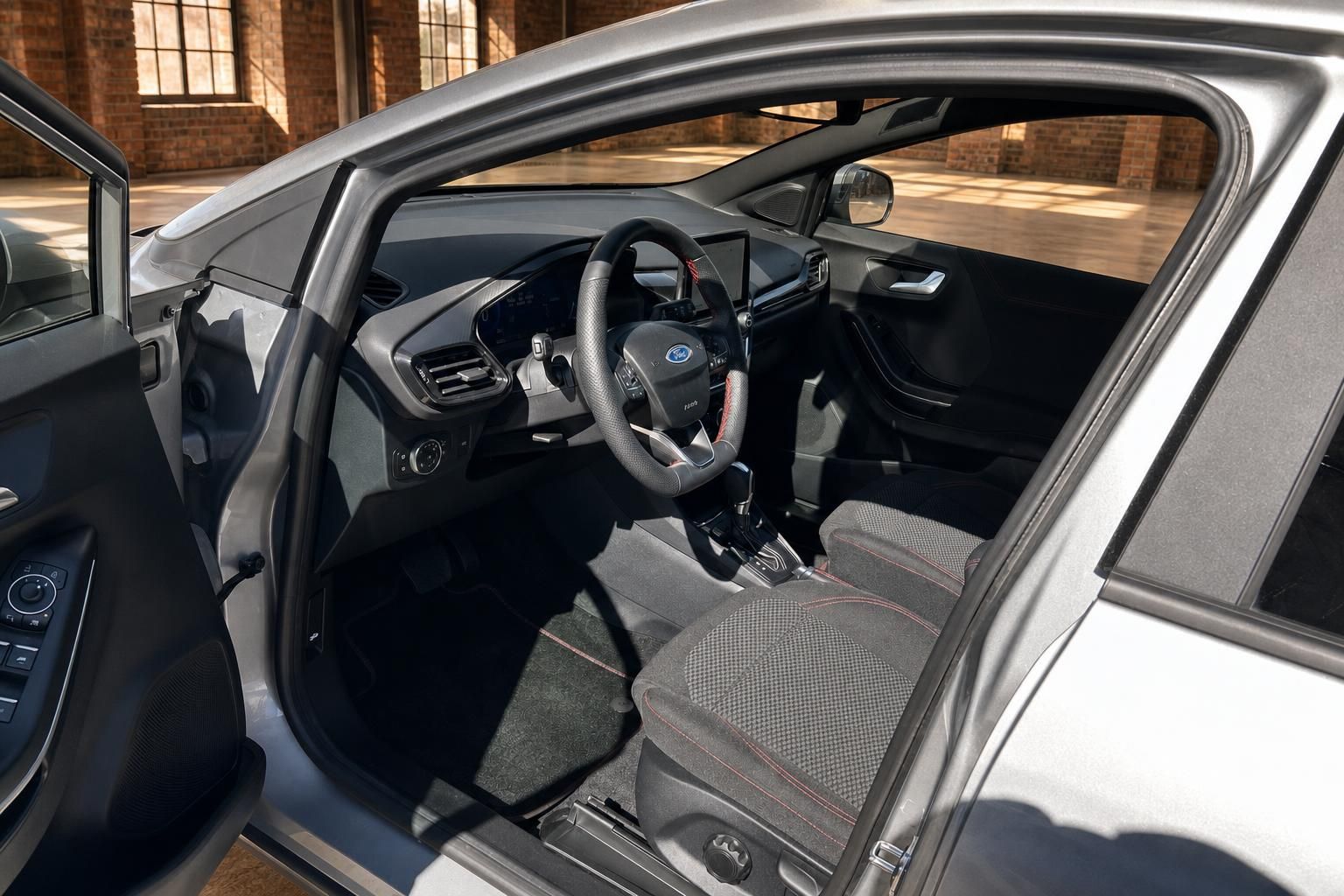 Ford Fiesta Innenraum mit Lenkrad und Armaturenbrett bei geoeffneter Tuer
