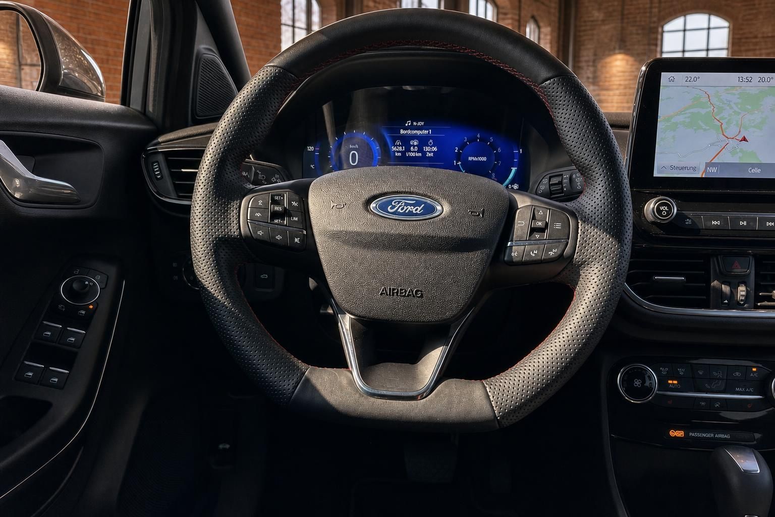 Ford Lenkrad mit Bedienelementen und digitalem Tacho