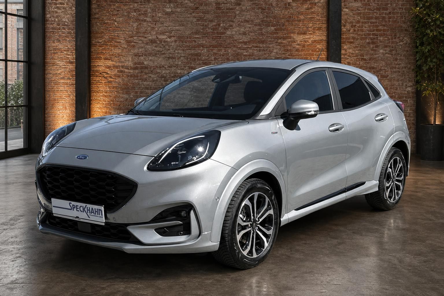 Ford Puma silber Frontansicht schraeg in Halle