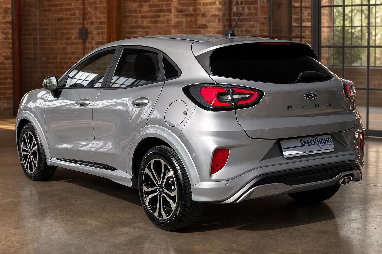 Ford Puma silber Heckansicht schraeg im Showroom