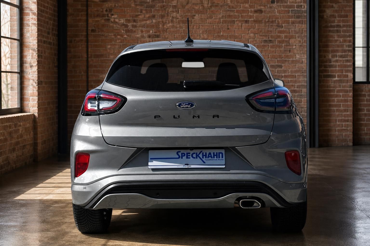 Ford Puma silber Heckansicht direkt mit Ruecklichtern