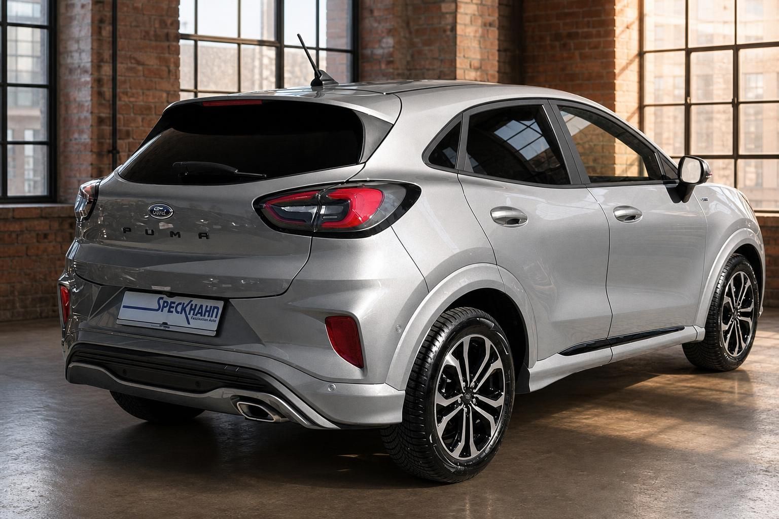 Ford Puma silber Heckansicht seitlich im Autohaus