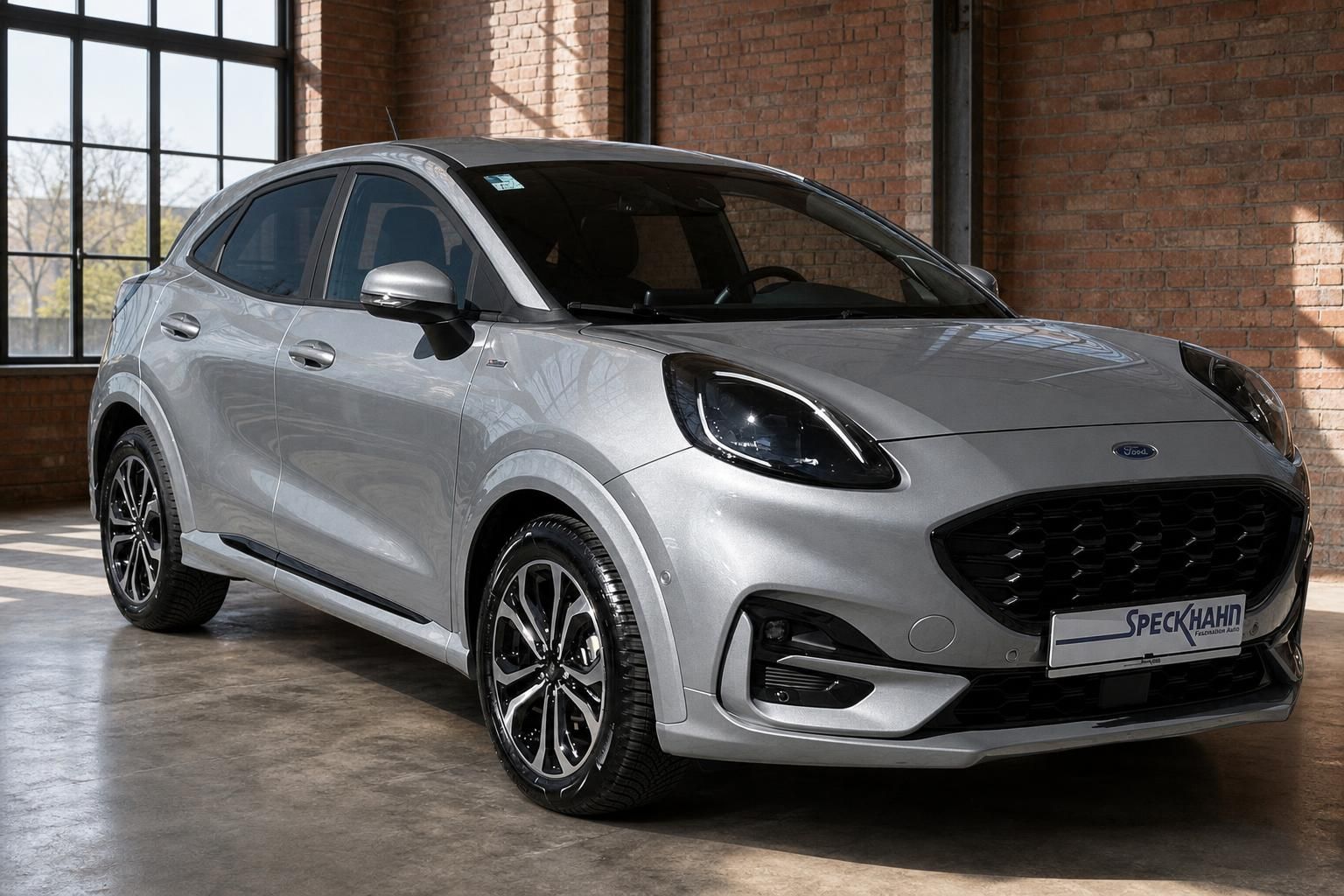 Ford Puma silber Frontansicht in Loft-Showroom